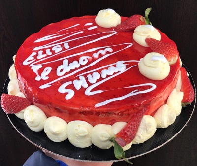 Torte me luleshtrydhe