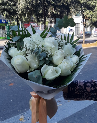 Bouquet of 12 white roses