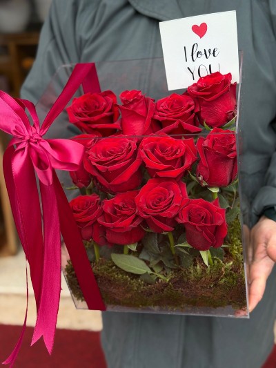 Transparent box with 12 roses