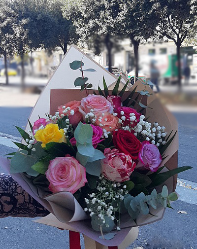 Bouquet of 12 multicolored roses