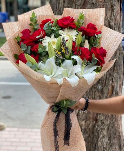 Buqete mikse me gerbera, trendafila, karafila e zambake