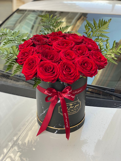 20 red roses composition