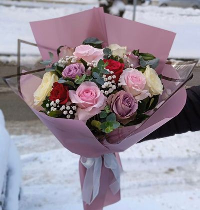Bouquet with 12 multicolored roses