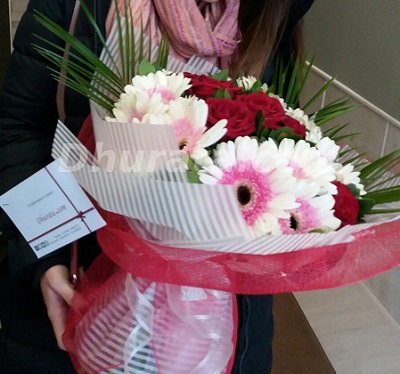Buqete me trendafila e gerbera.