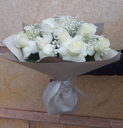 Bouquet of 12 white roses