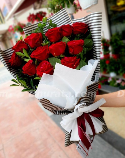 Bouquet of 12 red roses