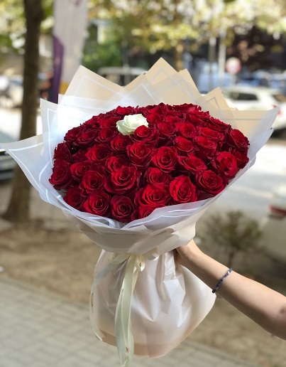 Buqete e rrumbullaket me 55 trendafila te kuq
