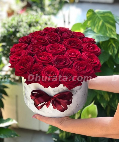 Composition of 24 red roses