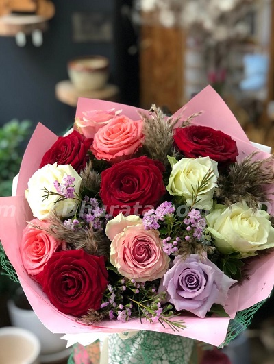 Bouquet of 12 multicolored roses